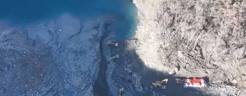 謙卑面對2大挑戰 ! 施工團隊抵馬太鞍溪堰塞湖壩頂 將嘗試逐步降挖 